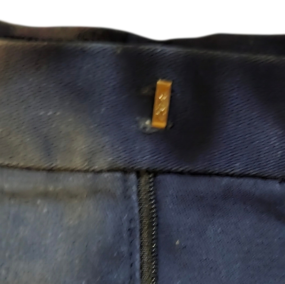 Dockers Stretch Stained Defender 6" Pleated Navy Shorts Well Pre-Loved - Picture 8 of 8